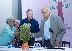Shubhada Nikharge, Trustee of the Save Rani Bagh Botanical Garden Foundation welcoming Guest of Honour, Mr. D.M. Sukthankar